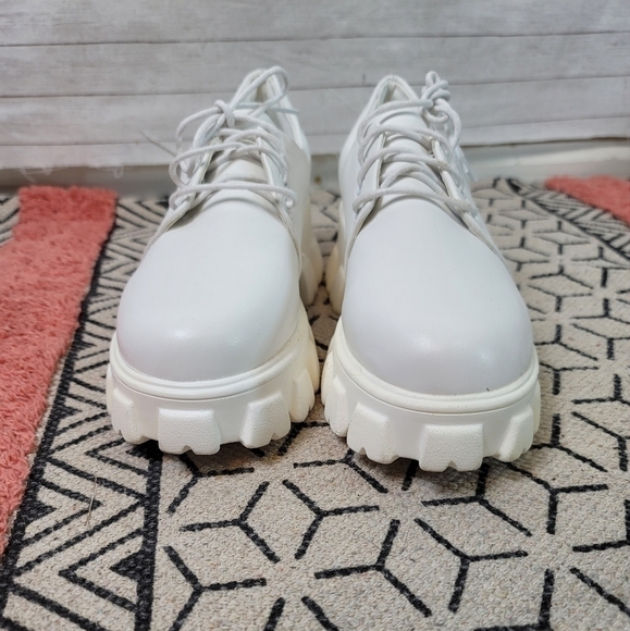 SO ME WHITE LACE UP PLATFORM OXFORDS, SZ 8 - Picture 5 of 11